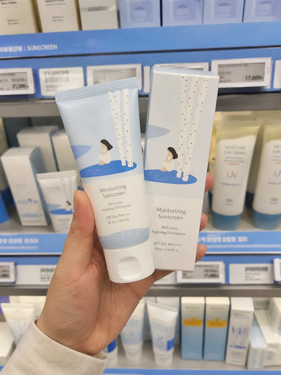 AI-assisted editorial visualization of a generic birch-inspired moisturizing sunscreen in a Korean beauty store · package reference