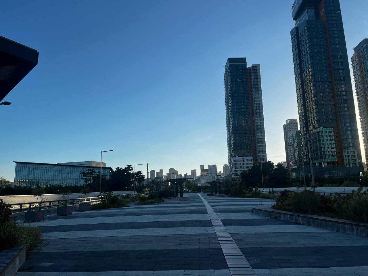 예술의전당과 공원을 잇는 보행로