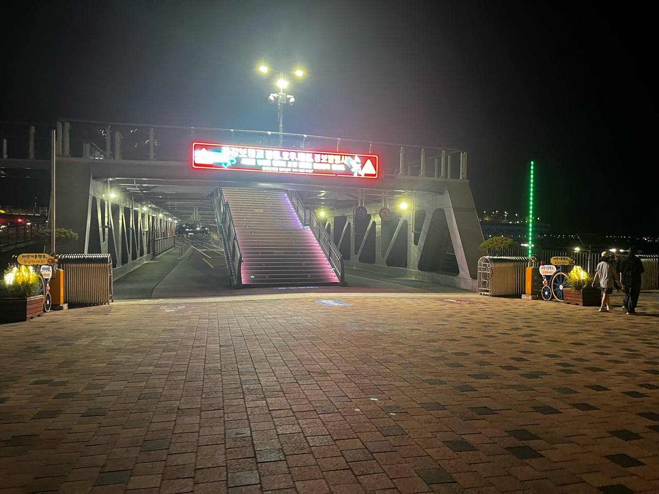 계단과 하층 통로가 나뉘는 이응다리 남쪽 진입부 정면