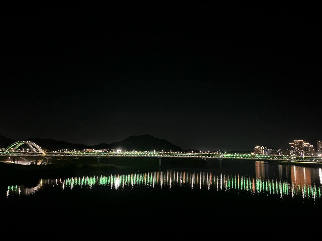 이응다리 위층에서 바라본 교량 조명과 도심 건물