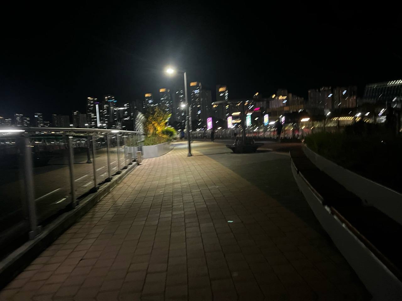 이응다리 위층에서 바라본 정부청사와 도심 건물 야경