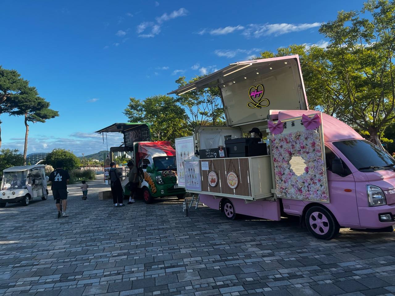 음료와 피자 푸드트럭이 이어진 수변 산책로