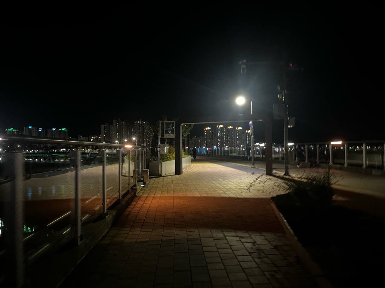 가로등 아래 이어지는 이응다리 상층 야간 보행로