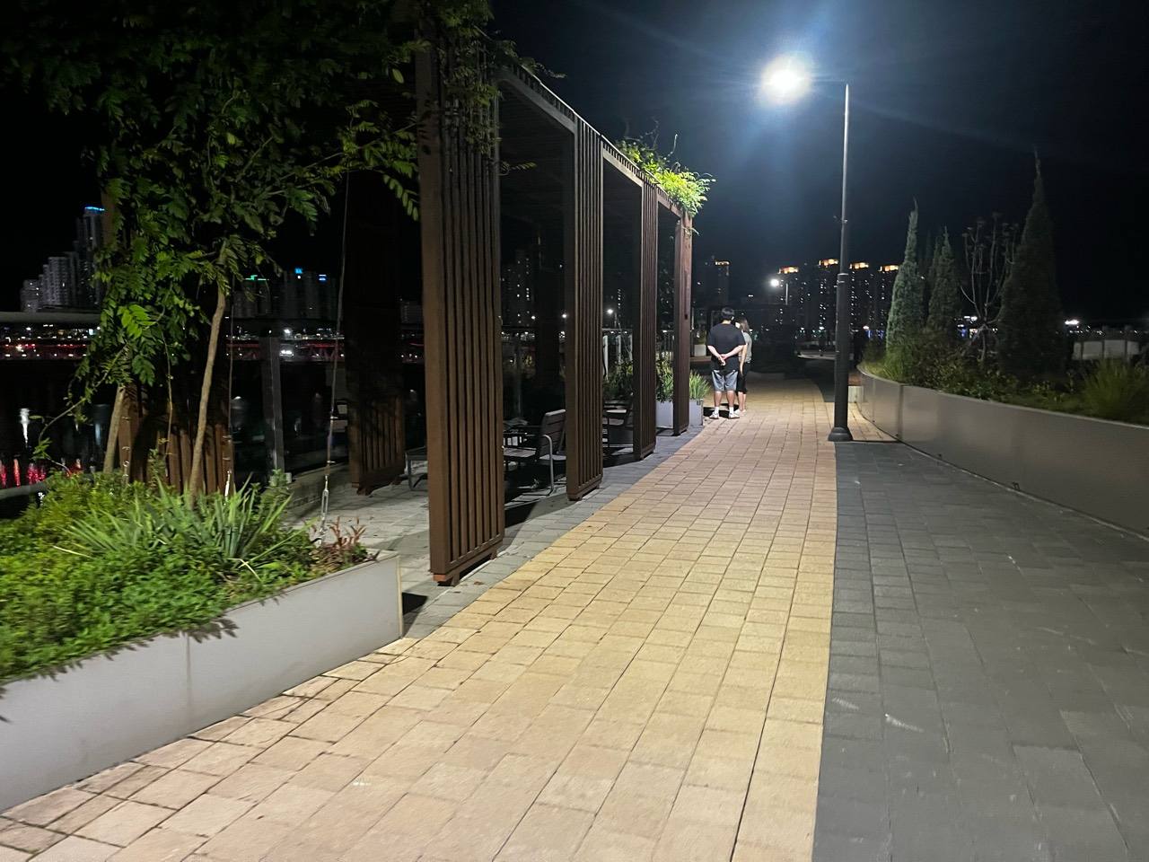 목재 프레임 쉼터와 조명이 이어지는 이응다리 상층 산책로
