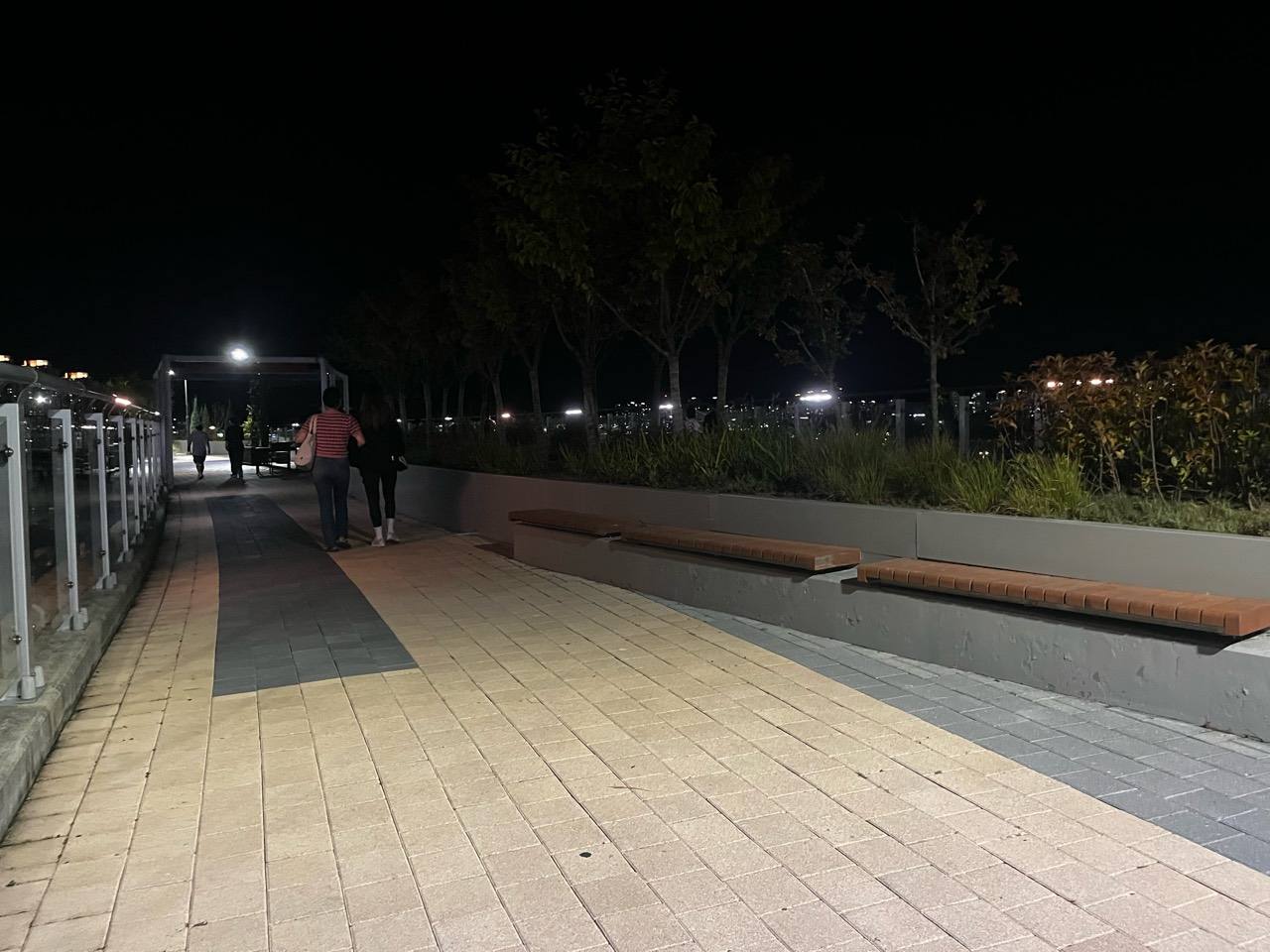 벤치와 화단이 이어지는 이응다리 상층 야간 보행로