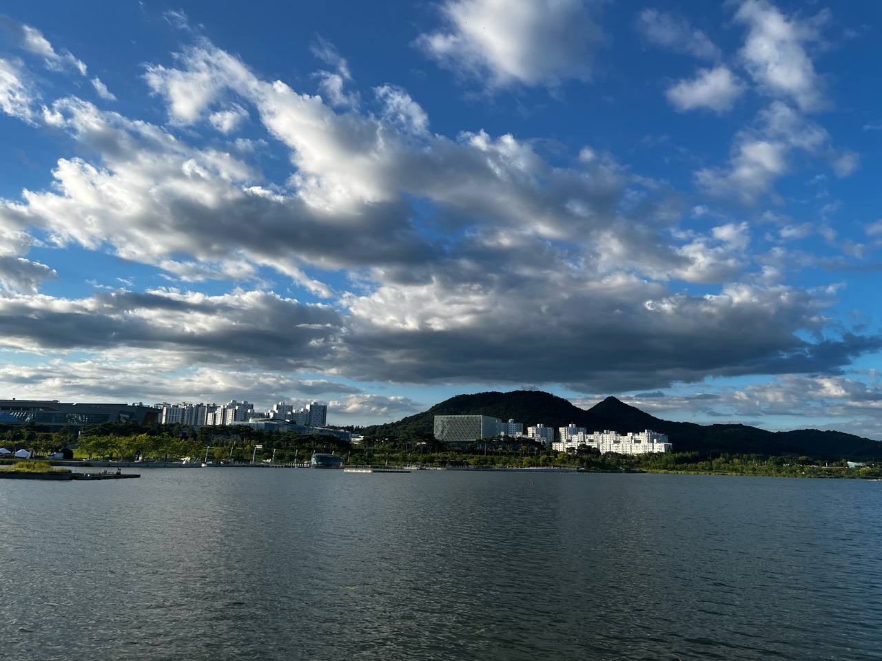 넓은 호수와 산, 구름이 화면 가득 펼쳐진 전경