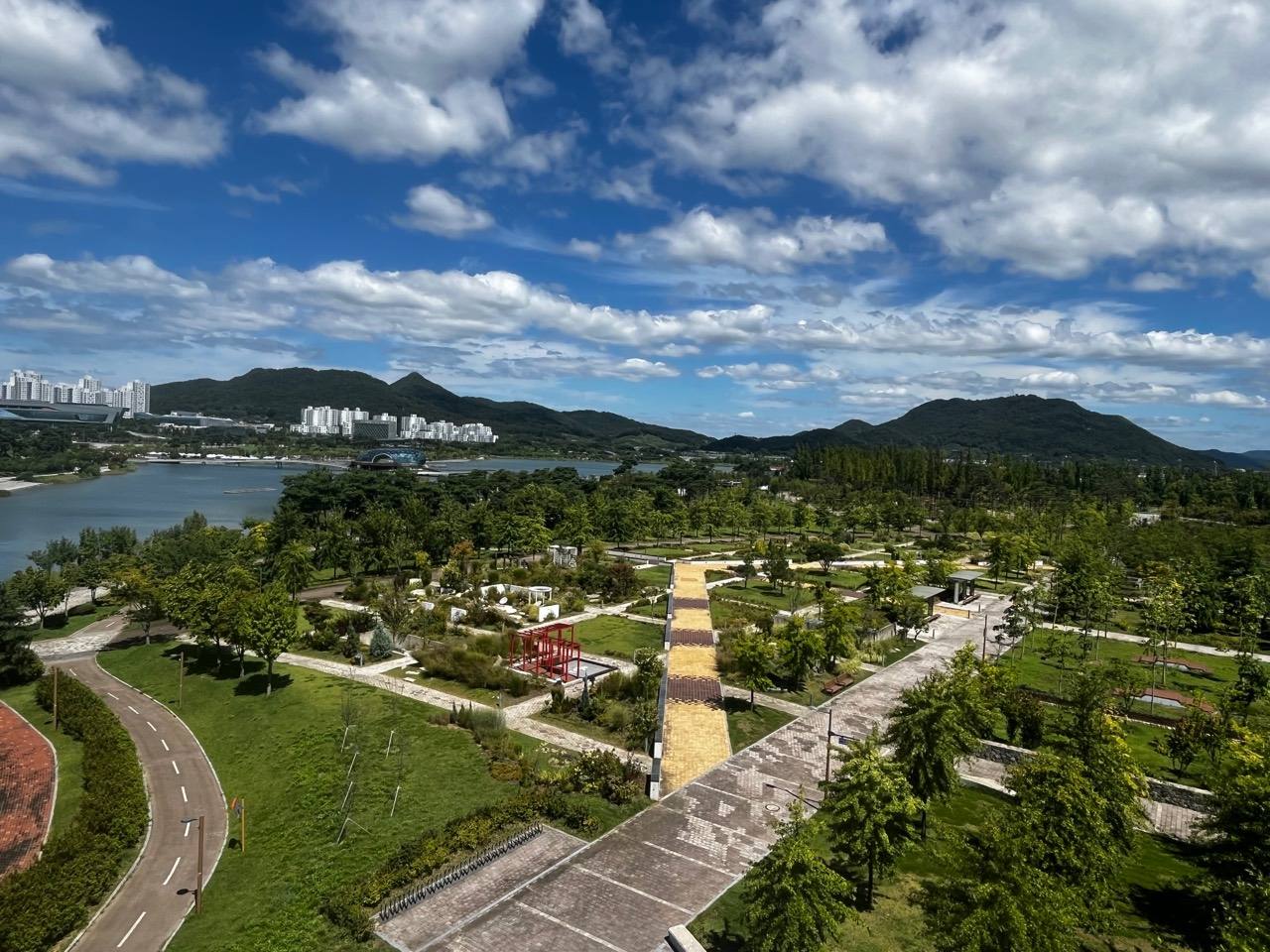 호수와 정원, 산이 함께 보이는 중앙공원 전경
